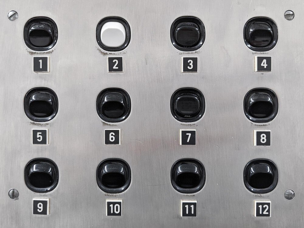 Jak podłączyć włącznik schodowy – poradnik krok po kroku